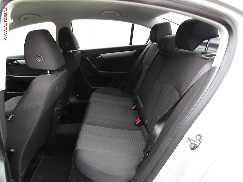 Volkswagen Passat (2011) 1.4 TSi, AC, výhřev sed - fotka 10 z 20