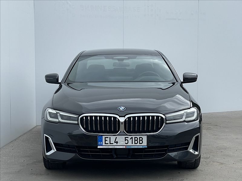 BMW Řada 5 2,0 530e xDrive A8 Luxury Line - fotka 20 z 22