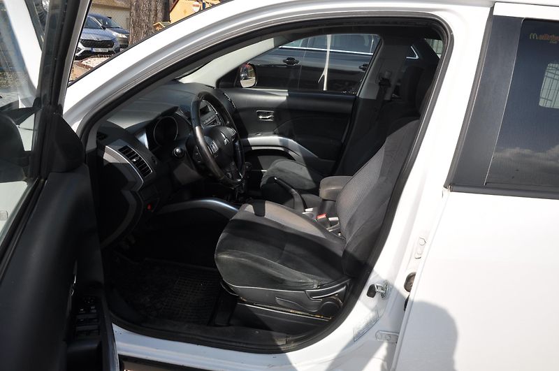 Mitsubishi Outlander 2.0Di-D 103kW 4x4 - fotka 6 z 12