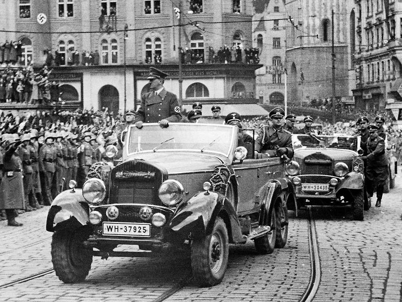 Na snímku je vojenská verze Mercedesu G4. Na ruské frontě před ním stojí Generaloberst Erich Hoepner.
