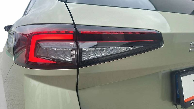 Škoda Superb Combi Selection 2,0TDI 110kW D - fotka 30 z 31