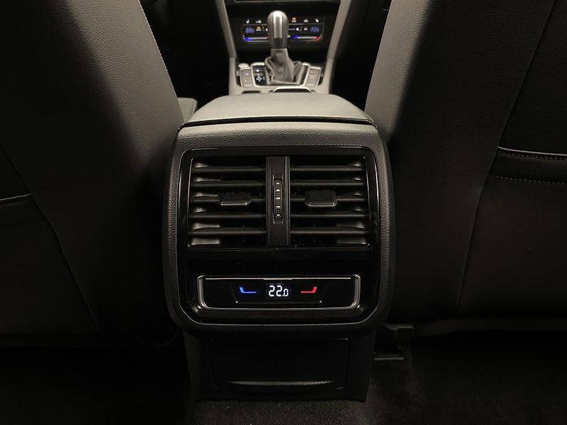Volkswagen Passat VARIANT 2.0TDI DSG R-LINE CZ - fotka 29 z 55