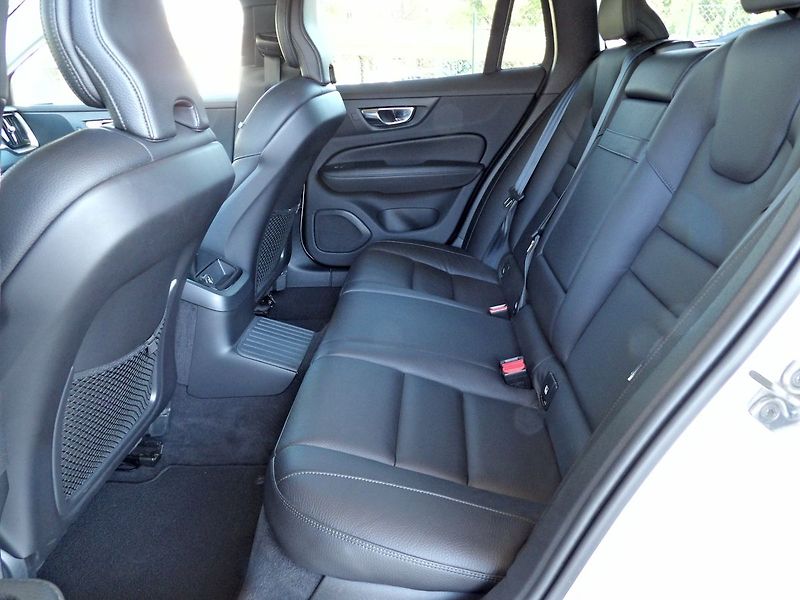 Volvo V60 2.0 T6 AWD PHEV Momentum - fotka 22 z 31
