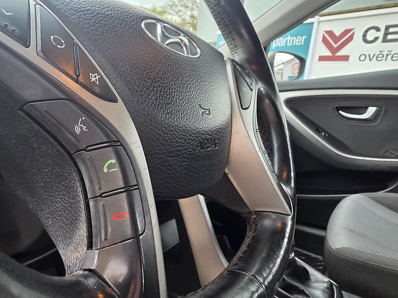 Hyundai i30 1.6-PRAV.ZN.SERVIS-88kw - fotka 16 z 18