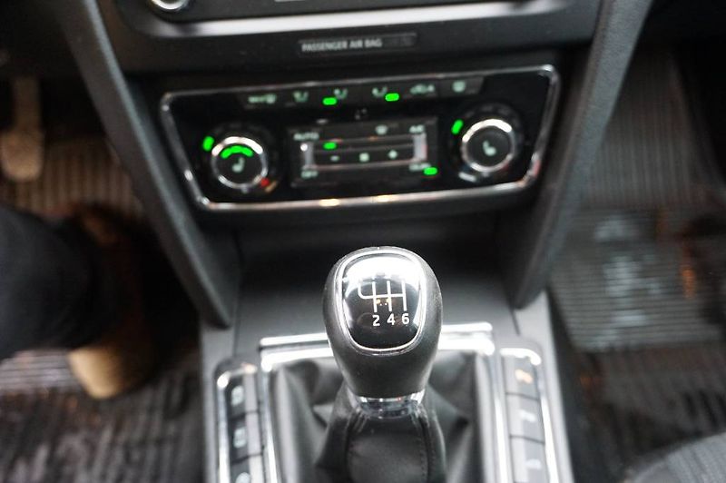 Škoda Superb (2015) 2,0   ELEGANCE   NOVÉ  V ČR - fotka 23 z 31