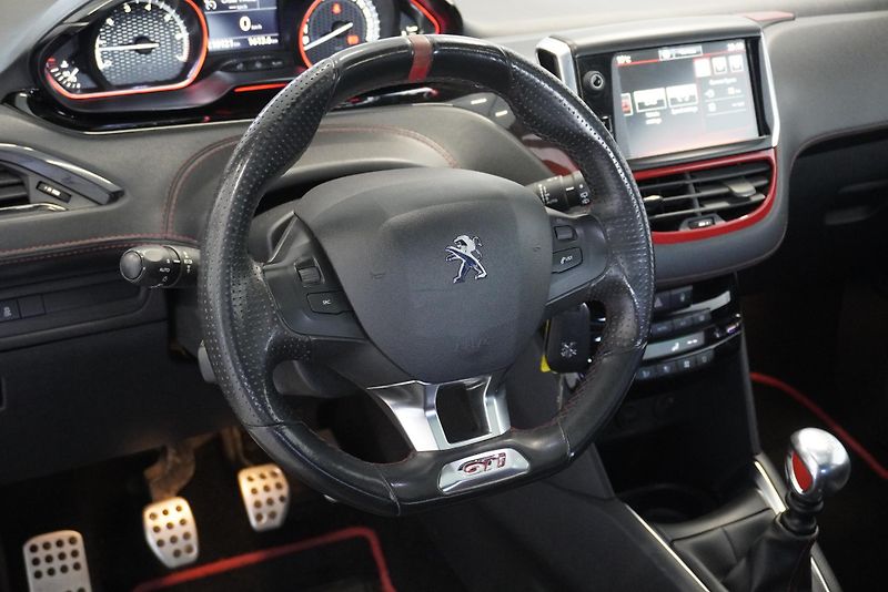 Peugeot 208 1,6 GTI 147kW THP - fotka 13 z 29