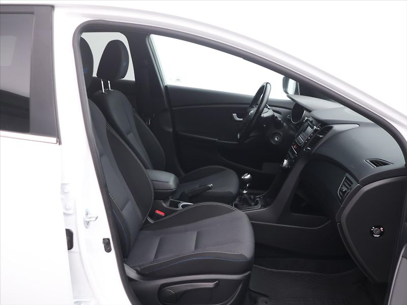 Hyundai i30 1,6 GDI 99kW Weekend Serv.kn. - fotka 12 z 30
