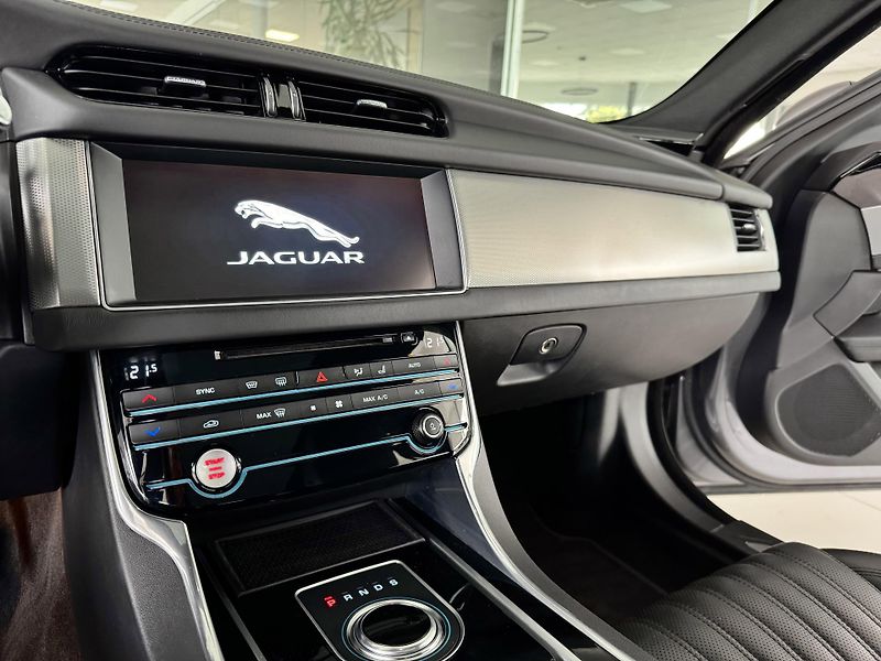 Jaguar XF 25d AWD*FullLED*360Kam*Panoram - fotka 20 z 41