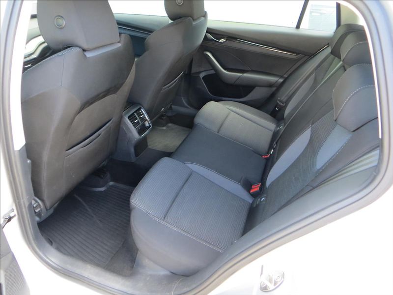Škoda Octavia 2,0 TDI Ambition Combi ČR - fotka 23 z 24