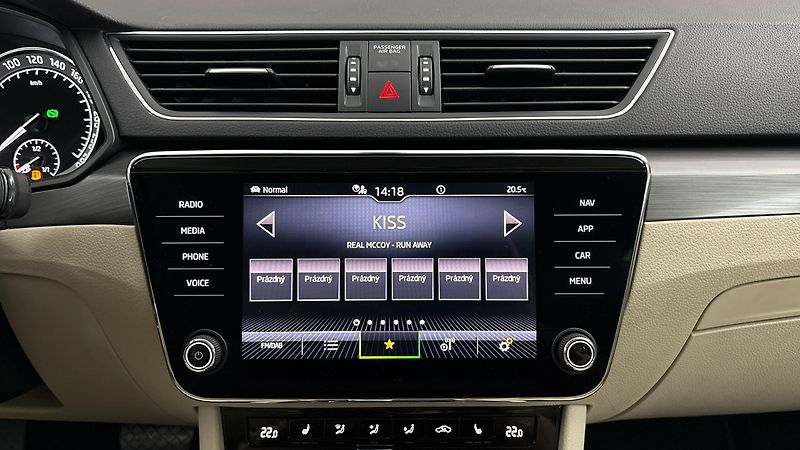 Škoda Superb 2.0 TDI DSG Style Combi - fotka 11 z 27