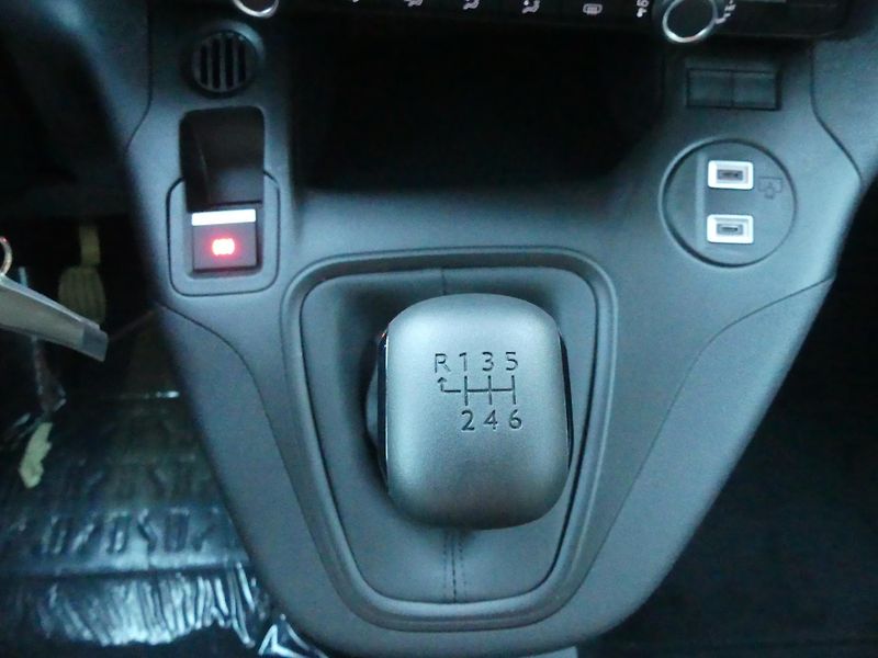 Citroën Berlingo (2026) PLUS Petrol 110k Manual - fotka 16 z 21