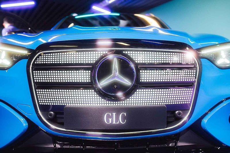 Mercedes-Benz letos odstartoval novou éru jako globální partner ženského tenisu (WTA). Své ambice v tomto sportu nyní potvrzuje i v České republice, kde v rámci ostravského turnaje představuje dvě klíčové novinky: novou generaci modelů GLB a GLC.