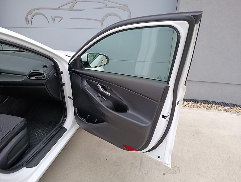 Hyundai i30 START 1.4 73kW ČR 1.MAJITEL - fotka 26 z 28