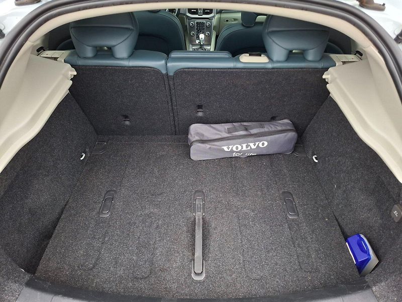 Volvo V40 (2012) 2.0D3 110kW AUT -1.MAJITEL - fotka 27 z 38