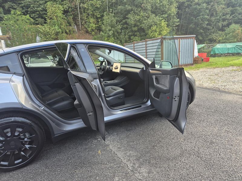 Tesla Model Y LONG RANGE DUAL MOTOR 95,0% - fotka 17 z 49