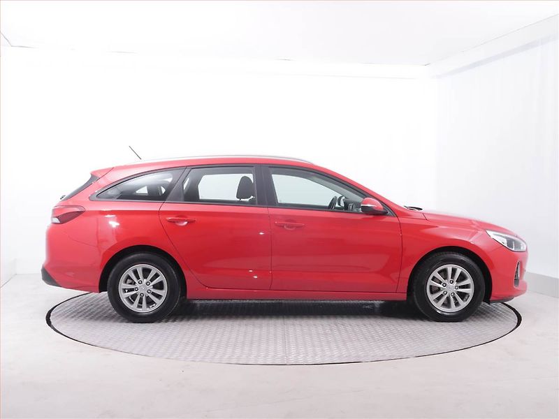 Hyundai i30 (2018) 1.4 T-GDI, ČR,1.maj - fotka 6 z 19