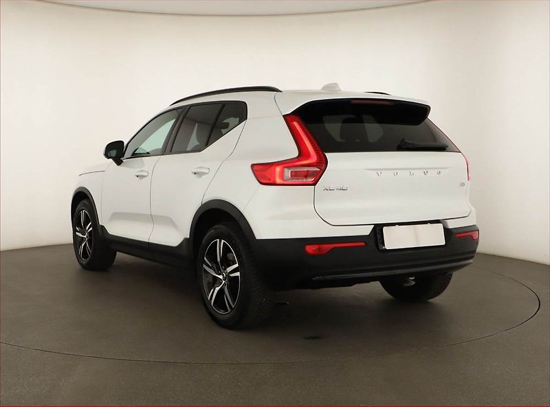 Volvo XC40 (2023) B3 - fotka 4 z 18