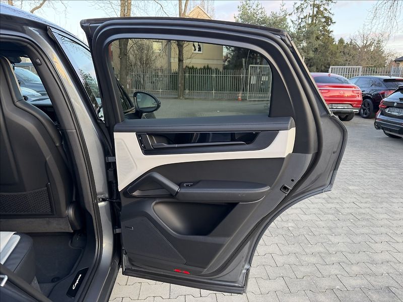 Porsche Cayenne E3 II Coupe Black Edition - fotka 33 z 37