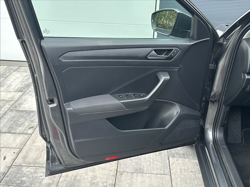 Volkswagen T-Roc 1,5 TSI 150PS  Trendline DSG - fotka 13 z 49