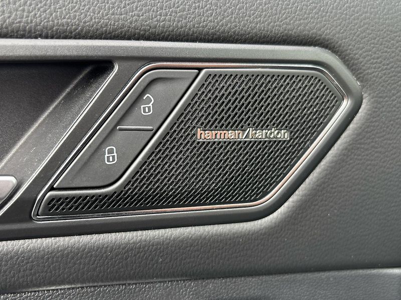Volkswagen Tiguan R-LINE - fotka 26 z 29