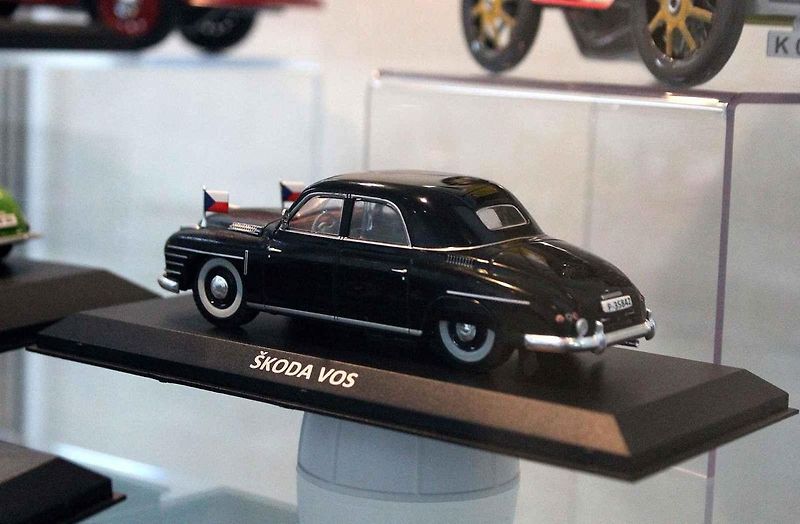 Modely vozů Škoda s pamětními mincemi.