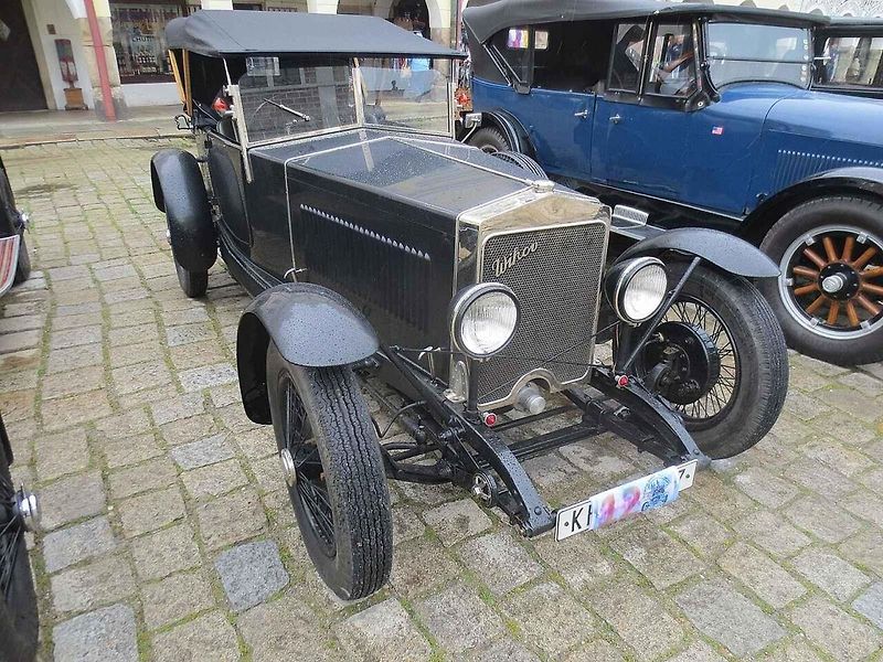 Před 100 lety se v továrně Wikov rozhodli pro zahájení výroby automobilů. Na snímku je renovovaný Wikov 35 Kapka, první československý aerodynamický automobil.