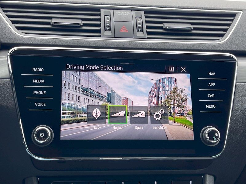 Škoda Superb (2024) 2.0 TDI 110kW DSG Style Plus c - fotka 16 z 35
