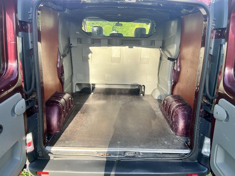 Opel Vivaro 1.9CDTI 74KW,5 MÍST,KLIMA,TZ - fotka 13 z 39