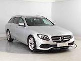Vozů Mercedes-Benz třídy E je trochu méně.