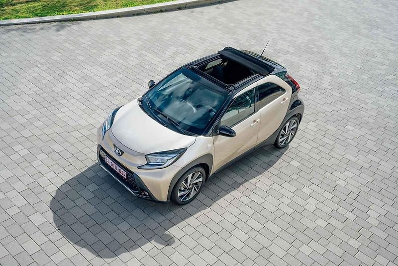Toyota Aygo X je v ulicích velkoměsta nedostižné.