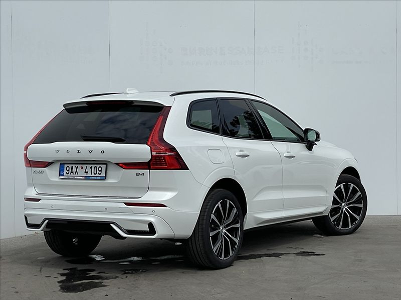 Volvo XC60 2,0 B4 A8 Ultimate Dark LED - fotka 3 z 22