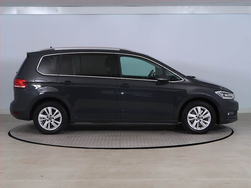 Volkswagen Touran (2023) 1.5 TSI - fotka 6 z 30