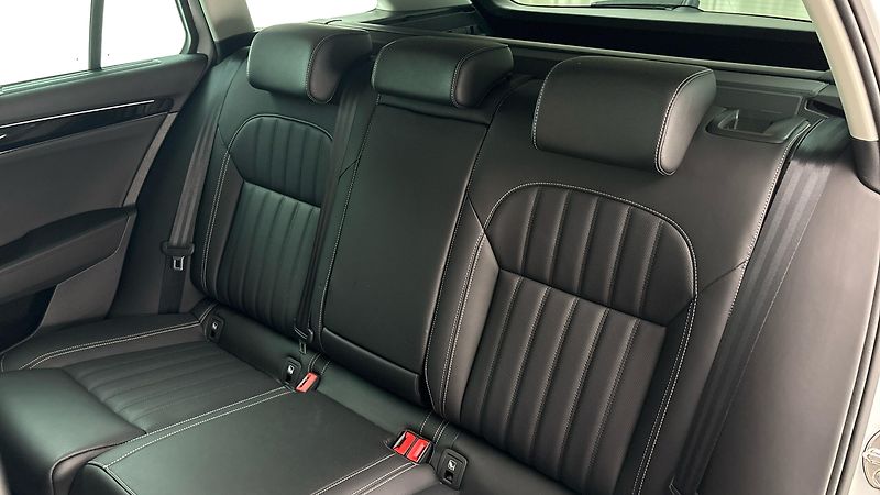 Škoda Superb 2.0 TDI DSG 4x4 L&K Combi - fotka 16 z 33