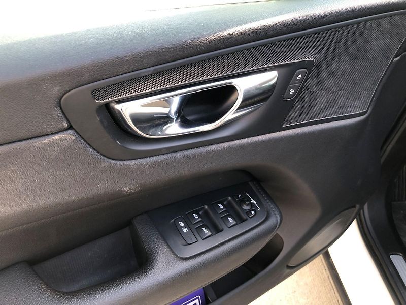 Volvo XC60 (2019) Volvo XC60 B4 AWD MOMENTUM PRO - fotka 13 z 25