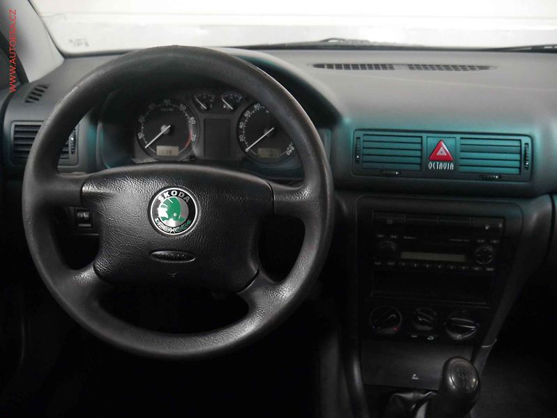 Škoda Octavia (2004) 1.6i, AC, park.asist - fotka 13 z 15