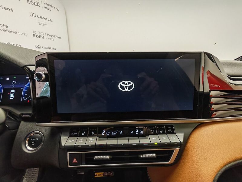 Toyota Camry 2.5 Hybrid Executive - fotka 29 z 39