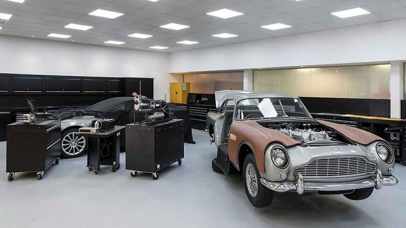 Aston Martin spustil výrobu bondovské DB5. Bude mít i některé filmové vychytávky
