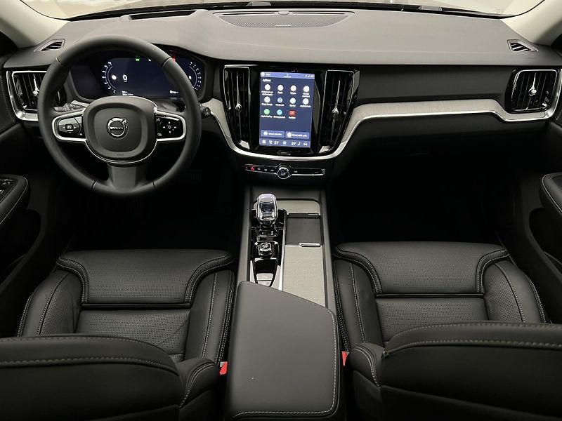 Volvo V60 B4 PLUS DARK PANORAMA - fotka 2 z 49