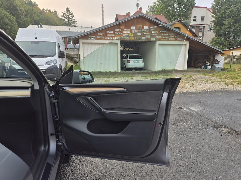 Tesla Model Y ZAMLUVENO ! - fotka 39 z 49