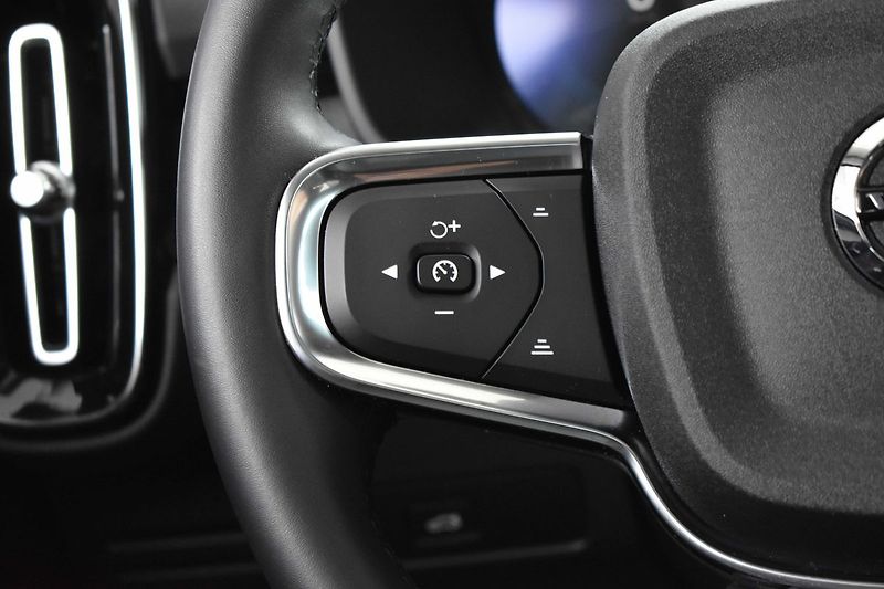 Volvo XC40 B4 AWD KAMERY360*HARMAN*ČR 1.M - fotka 18 z 42