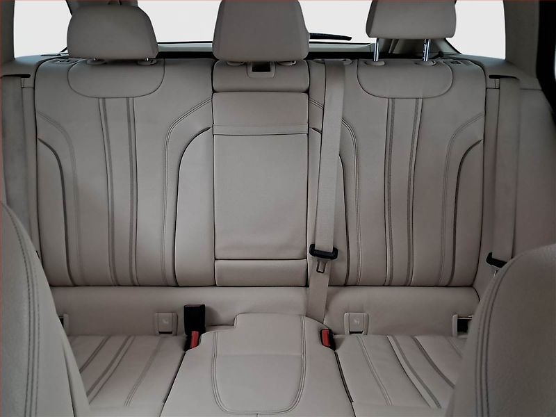 BMW Řada 5 (2019) Luxury Line 520d xDrive - fotka 10 z 18