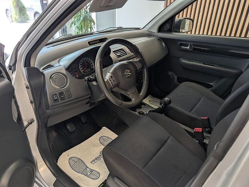 Suzuki Swift 1.3i 4x4 - fotka 10 z 24