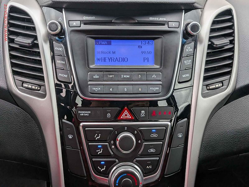 Hyundai i30 (2015) 1.6 GDi, ČR, AC, temp - fotka 11 z 14