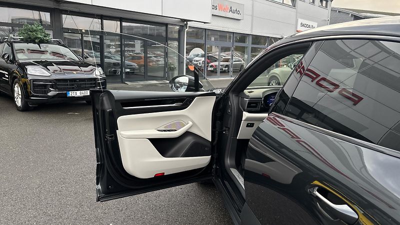 Porsche Macan 4S Electric - fotka 19 z 23