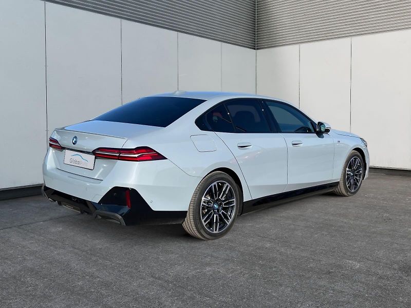 BMW Řada 5 (2024) 550e xDrive 360kW V6 M SPORT - fotka 5 z 21