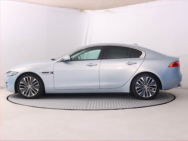 Jaguar XE (2015) E-Performance, Navi, Xenony - fotka 3 z 21