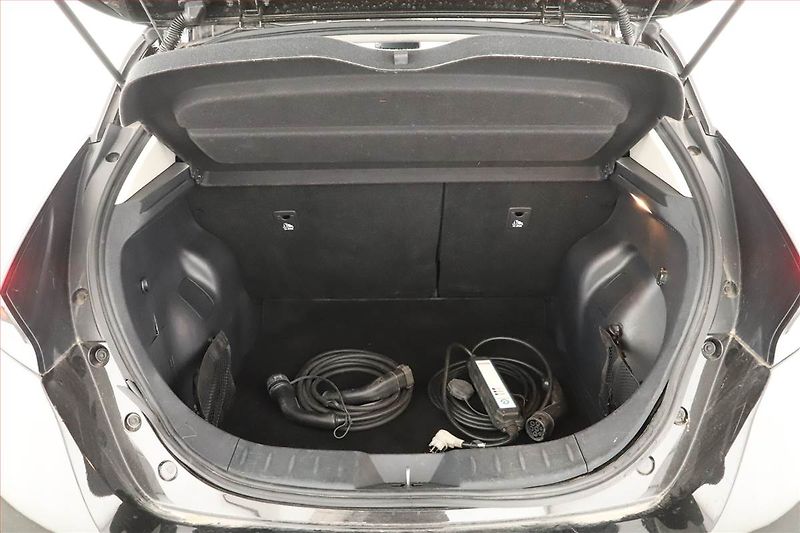 Nissan Leaf (2018) 40 kWh, SoH 81%, Automat - fotka 15 z 18