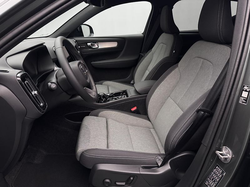 Volvo XC40 (2026) B3 AUT DARK PLUS - fotka 3 z 23