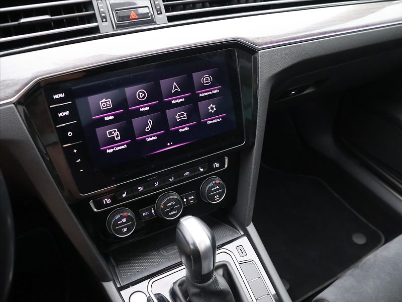 Volkswagen Passat 2,0 TDI 110kW DSG Elegance - fotka 19 z 34