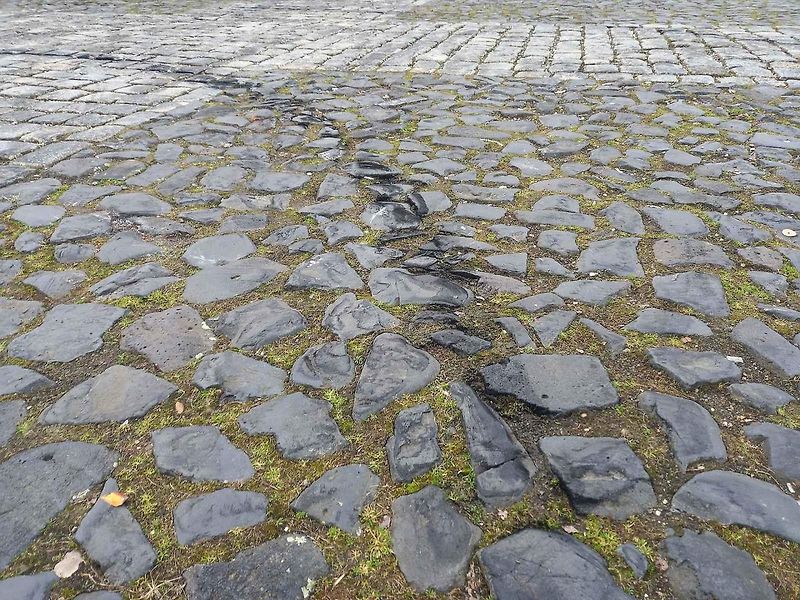 Následky nočního driftování na Valdštejnově náměstí v Jičíně.